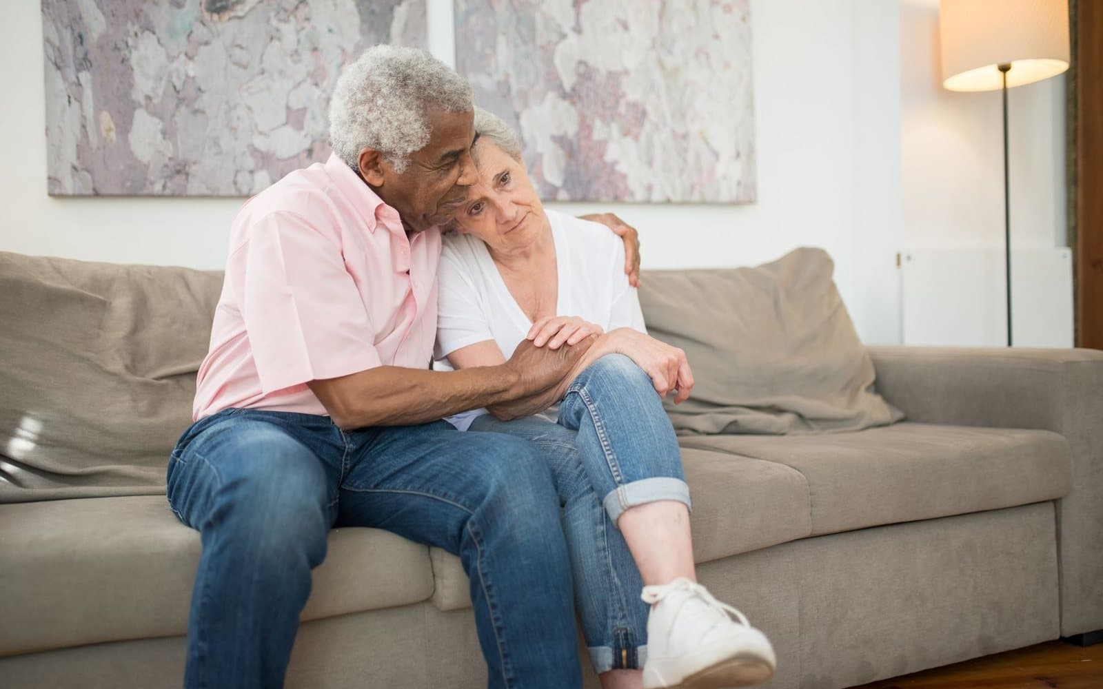 Couple de propriétaires seniors devant leur maison